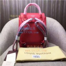 不小得的千余款国际大牌标志性包包 香奈背起