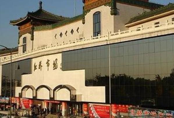 上海光彩小商品批发市场位于上海西部真北路的市场,拥有三千间