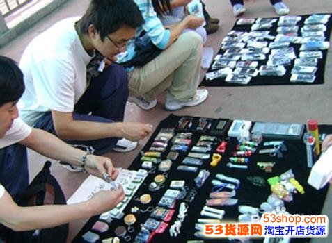 摆地摊的三轮车改装图_城市摆地摊收入(3)