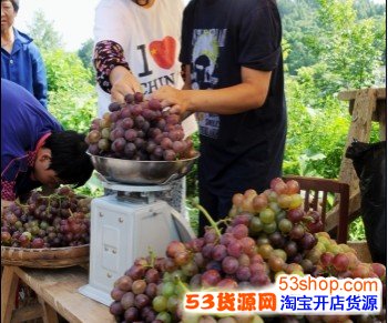 摆地摊卖水果赚钱吗?小伙上网宣传水果摊生意