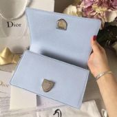 �߷�VALENTINO����һ��һ�����ݳ�Ʒ�����У�һ�����Ǯ