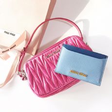 ݳƷMiuMiuѰ һֻԴд