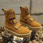 һ��һ�߷��ݳ�Ʒ��Ь�����У�ϸ����һ����������