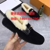 ʵ������ֱ����װ�ߵ�Ь��Ʒ�ƶ������������ƣ���Ѵ���һ˫����