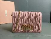 �߷�ԭ��prada miumiu �ȴ�����ó��Ů��